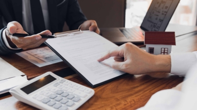 Home Agents Are Explain To Customers Signing A Con 2021 09 22 17 40 02 Utc